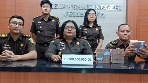 Kejari Jembrana menerima pembayaran uang pengganti kasus korupsi dana LPD Yehembang Kauh sebesar Rp 300 juta, Rabu (26/2/2025). (I Putu Adi Budiastrawan/detikBali)