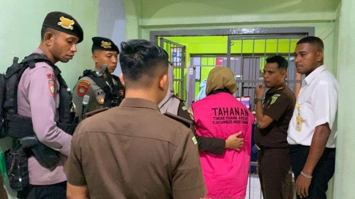 Kejati Maluku Tenggara tahan tersangka kasus korupsi dugaan penyalahgunaan dana hibah masjid.