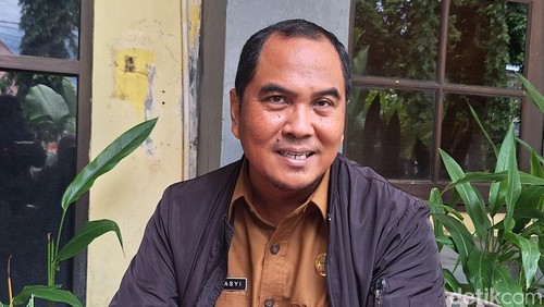 Kepala Badan Kesatuan Bangsa dan Politik (Kesbangpol) Mataram, Zarkasyi saat dikonfirmasi di Mataram, Rabu (26/2/2025). (Nathea Citra/detikBali)