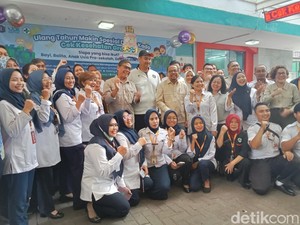 KSP AM Putranto Ditemani Menpora Cek Kesehatan Gratis di Menteng