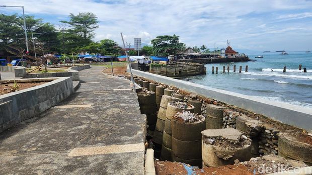 Kerusakan di Alun-alun Gadobangkong Sukabumi