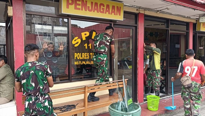 Kodam VI/Mulawarman menurunkan personel memperbaiki Mapolres Tarakan yang rusak.