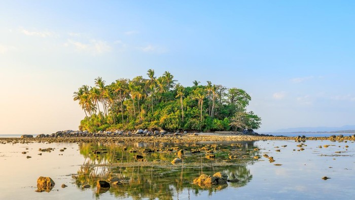 Koh Pling di Taman Nasional Sirinat, Phuket, Thailand