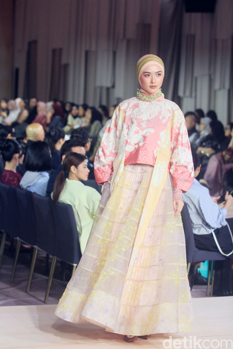 Koleksi Cita Tenun Indonesia Kolaborasi IKYK, RIAMIRANDA SIGNATURE, ARTKEA STRIPES, KAMI. di St. Regis Hotel Jakarta. Selasa [25/2/2025].