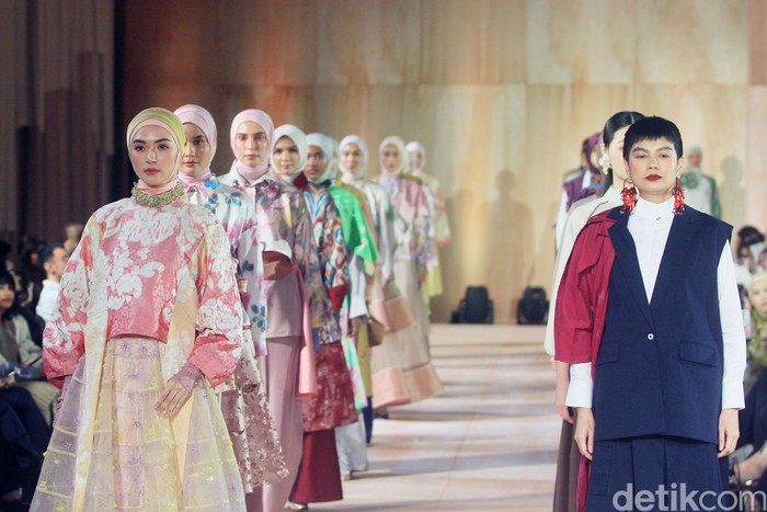 Koleksi Cita Tenun Indonesia Kolaborasi IKYK, RIAMIRANDA SIGNATURE, ARTKEA STRIPES, KAMI. di St. Regis Hotel Jakarta. Selasa [25/2/2025].