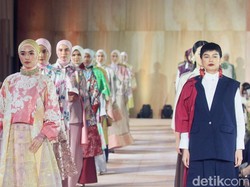 Tawaran Busana Ramadan 2025 dari 4 Desainer, Kompak Memakai Tenun