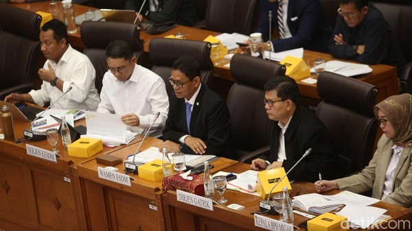 Komisi XII-Wamen ESDM Bahas Stok Listrik, BBM dan LPG saat Ramadan