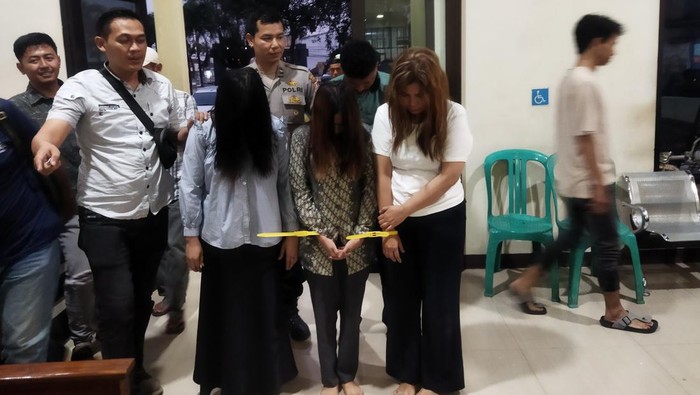 Empat orang pelaku pencurian emas warga di Kelurahan Pagadungan, Kecamatan Karangtanjung, Kabupaten Pandeglang, Banten.