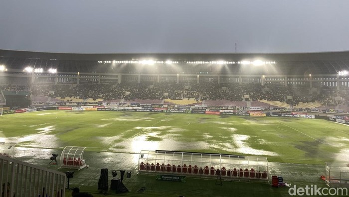 Kondisi lapangan Stadion Manahan, Solo diguyur hujan deras saat final Liga 2 PSIM Jogja VS Bhayangkara FC, Rabu (26/2/2025).