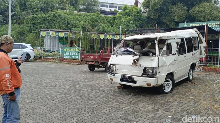 Kondisi minibus yang ditabrak truk di Silayur, Semarang, Rabu (26/2/2025).