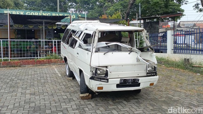 Kondisi minibus yang ditabrak truk di Silayur, Semarang, Rabu (26/2/2025).