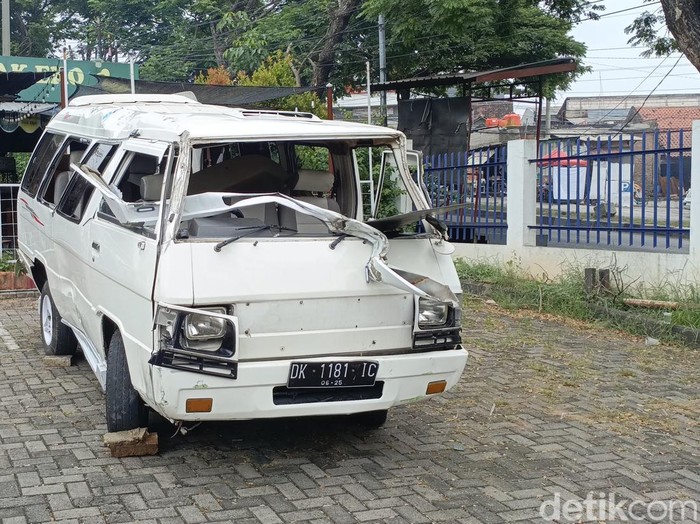 Kondisi minibus yang ditabrak truk di Silayur, Semarang, Rabu (26/2/2025).