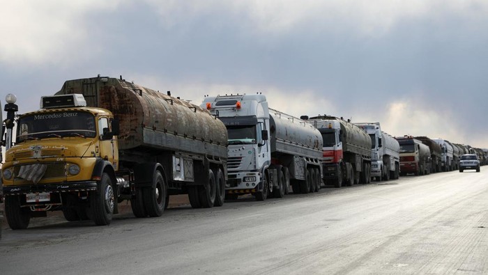 Oil tankers are parked along a road, as Kurdish-led authorities in northeast Syria have begun providing oil from local fields they manage to the central government in Damascus, Syrian oil ministry spokesman Ahmed Suleiman told Reuters, in Qamishli, Syria February 23, 2025. REUTERS/Orhan Qereman