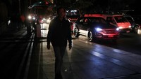 Foto menunjukkan antrean panjang kendaraan di jalan-jalan utama kota, di mana tidak ada lampu lalu lintas yang berfungsi.  