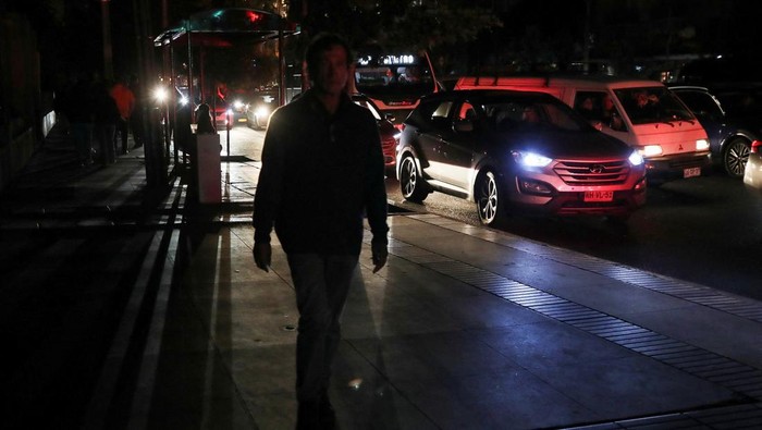 Police officers direct the traffic during a blackout in Vina del Mar, Chile February 25, 2025. REUTERS/Rodrigo Garrido