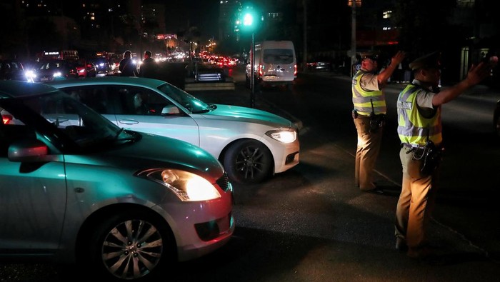 Lalu Lintas di Chile Kacau gegara Pemadaman Listrik Besar-besaran Police officers direct the traffic during a blackout in Vina del Mar, Chile February 25, 2025. REUTERS/Rodrigo Garrido