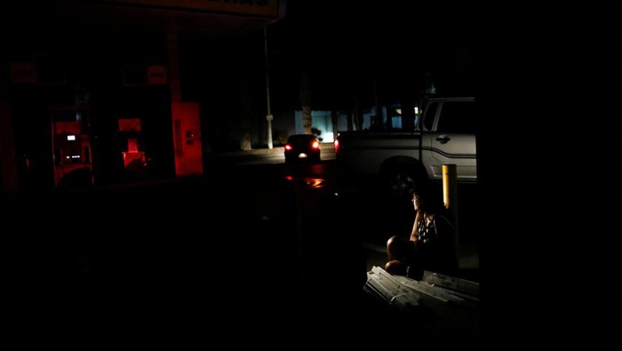 Police officers direct the traffic during a blackout in Vina del Mar, Chile February 25, 2025. REUTERS/Rodrigo Garrido