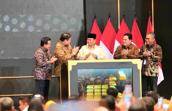 Layanan Bank Emas diresmikan oleh Presiden Republik Indonesia Prabowo Subianto (tengah) didampingi Direktur Utama BSI Hery Gunardi (kiri), Menteri Koordinator Bidang Perekonomian Airlangga Hartanto (dua dari kiri), Menteri BUMN Erick Thohir (empat dari kiri) dan Direktur Utama PT Pegadaian Damar Latri Setiawan (paling kanan).