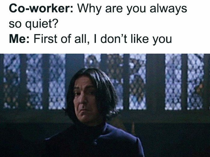 Kerja di bawah tekanan atau upah di bawah selayaknya bikin stres bertambah. Apalagi kalau dasarnya juga introvert, waduh hati-hati boncos deh social cost-nya.