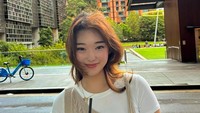 Pernah belajar di Australia juga membuat Livy handal menemukan kafe lokal terbaik. Saat cuaca terik ia memesan es kopi untuk mendinginkan tubuhnya. Foto: Instagram/livyrenata
