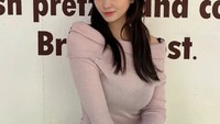 Obrolan itu dimulai ketika ia bertanya apakah Raffi Ahmad sosok yang lamban membalas pesan singkat. Namun berujung ia menyebut tak suka tennis, melainkan suka Raffi Ahmad. Foto: Instagram/livyrenata