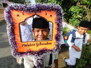 Madrasah Ibtidaiyah Gelar Pawai untuk Sambut Ramadan