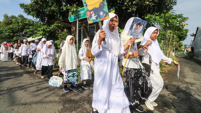 Pelajar Madrasah Ibtidaiyah Al-Hikmah mengikuti pawai menyambut bulan suci Ramadhan di Kabupaten Kediri, Jawa Timur, Rabu (26/2/2025). Kegiatan yang diselenggarakan secara serentak oleh Madrasah Ibtidaiyah di bawah naungan Kementerian Agama Kediri tersebut dalam rangka menyambut sekaligus memperkenalkan keistimewaan bulan Ramadhan kepada pelajar pada hari terakhir sekolah sebelum penerapan pembelajaran mandiri di rumah selama sepekan pada awal puasa. ANTARA FOTO/Prasetia Fauzani/agr