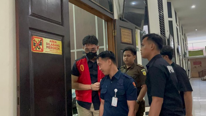 Terdakwa Mario Dandy Satriyo menghadiri sidang kasus dugaan pencabulan terhadap mantan pacarnya AG. Mario enggan berkomentar usai persidangan di Ruang Sidang 2 Pengadilan Negeri Jakarta Selatan (PN Jaksel), Rabu (26/2/2025).