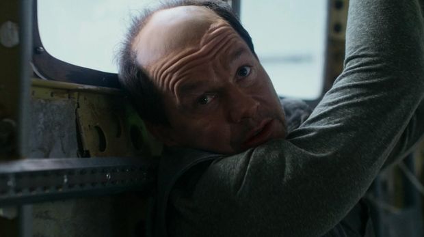 Penampilan Mark Wahlberg di Flight Risk (2025).