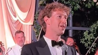 Zuckerberg Ramal Pengganti Smartphone di Depan Mata Zuckerberg Ramal Pengganti Smartphone di Depan Mata