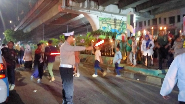 Masyarakat di Ciputat, Tangsel pawai obor sambut Ramadan malam ini, polisi mengatur lalu lintas.