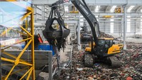 Operator eskavator memindahkan sampah ke mesin pengolahan sampah di Refuse Derived Fuel (RDF) Plant Rorotan, Jakarta, Selasa (25/2/2025).   