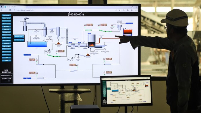 Dua pekerja mengoperasikan mesin pengolahan sampah di Refuse Derived Fuel (RDF) Plant Rorotan, Jakarta, Selasa (25/2/2025). RDF Plant Rorotan yang dibangun dengan biaya Rp1,28 triliun tersebut diproyeksikan mampu mengolah sampah sebanyak 2.500 ton per hari dikonversi menjadi bahan bakar alternatif sehingga mengurangi beban TPST Bantar Gebang. ANTARA FOTO/Sulthony Hasanuddin/Spt.