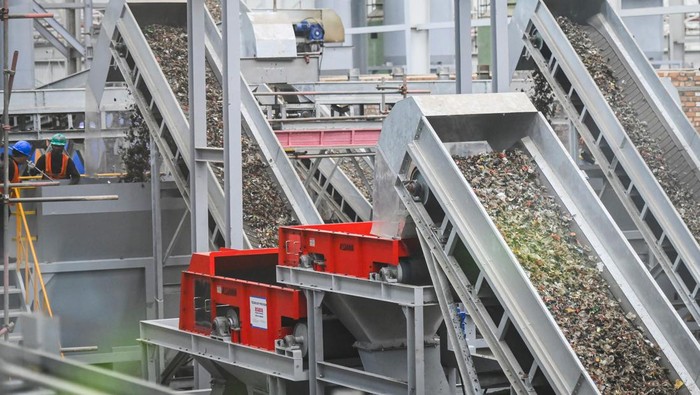Dua pekerja mengoperasikan mesin pengolahan sampah di Refuse Derived Fuel (RDF) Plant Rorotan, Jakarta, Selasa (25/2/2025). RDF Plant Rorotan yang dibangun dengan biaya Rp1,28 triliun tersebut diproyeksikan mampu mengolah sampah sebanyak 2.500 ton per hari dikonversi menjadi bahan bakar alternatif sehingga mengurangi beban TPST Bantar Gebang. ANTARA FOTO/Sulthony Hasanuddin/Spt.
