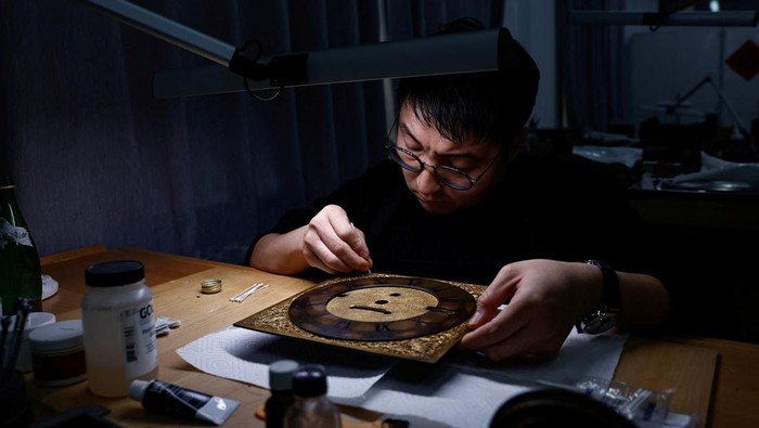 Conservators restore cultural relics at the cultural protection and restoration department of the Palace Museum at the Forbidden City, during an organised media tour, in Beijing, China February 21, 2025. REUTERS/Tingshu Wang