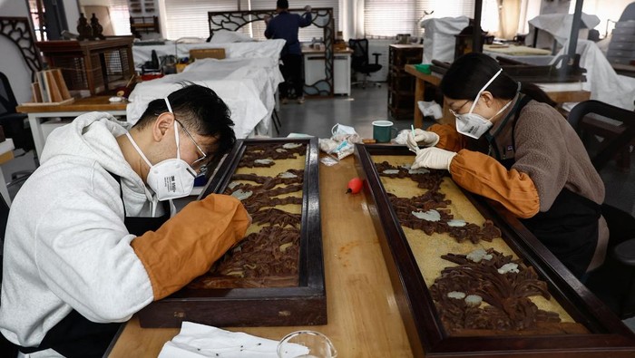 Conservators restore cultural relics at the cultural protection and restoration department of the Palace Museum at the Forbidden City, during an organised media tour, in Beijing, China February 21, 2025. REUTERS/Tingshu Wang