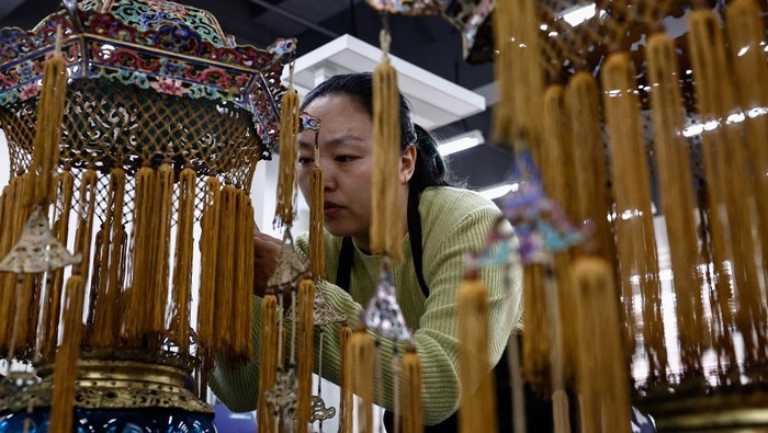 Conservators restore cultural relics at the cultural protection and restoration department of the Palace Museum at the Forbidden City, during an organised media tour, in Beijing, China February 21, 2025. REUTERS/Tingshu Wang