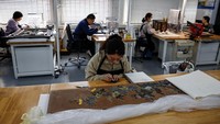 Artefak yang dikumpulkan oleh kaisar Tiongkok di masa lampau, termasuk panel pernis Dinasti Qing yang dihiasi dengan batu giok, lapis lazuli, dan batu akik yang menggambarkan dewa-dewi Tao di lanskap kabut dan awan.  