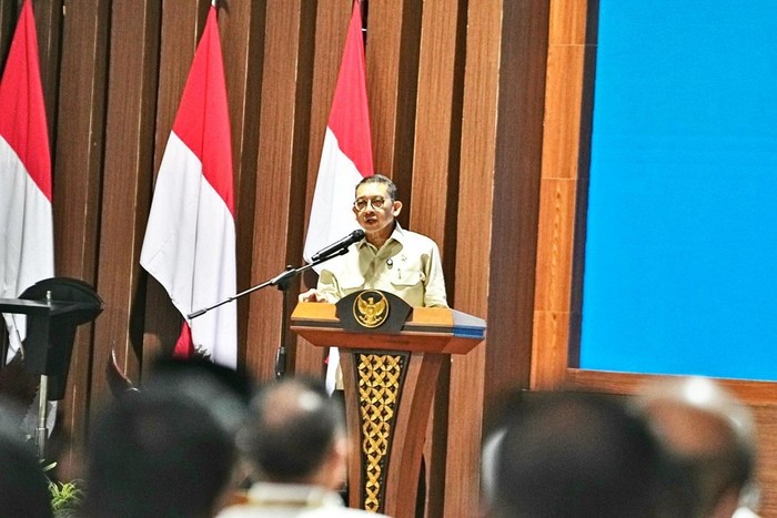 Menteri Kebudayaan Fadli Zon menyampaikan materi tentang Pemajuan Kebudayaan sebagai Pilar Pembangunan Daerah: Sinergi, Strategi, dan Aksi pada kegiatan Retreat Magelang, orientasi kepemimpinan bagi kepala daerah dan wakil kepala daerah tahun 2025 bertempat di Akademi Militer Magelang, Jawa Tengah.