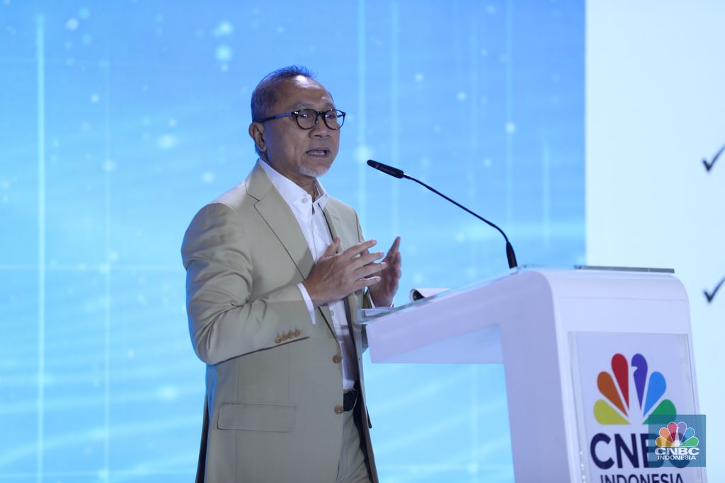 Menteri Koordinator Bidang Pangan RI, Zulkifli Hasan (Zulhas) memberikan sambutan dalam acara CNBC Indonesia Economic Outlook 2025 di Hotel Westin, Jakarta, Rabu (26/2/2025). (CNBC Indonesia/Tri Susilo)