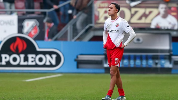 UTRECHT, NETHERLANDS - FEBRUARY 9: Miliano Jonathans of FC Utrecht is disappointed about the lose during the Dutch Eredivisie match between FC Utrecht and Almere City FC at Stadion de Galgenwaard on February 9, 2025 in Utrecht, Netherlands. (Photo by Ben Gal/BSR Agency/Getty Images)