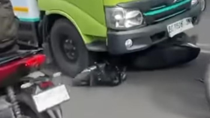 Mobil boks di Palembang seret motor warga.