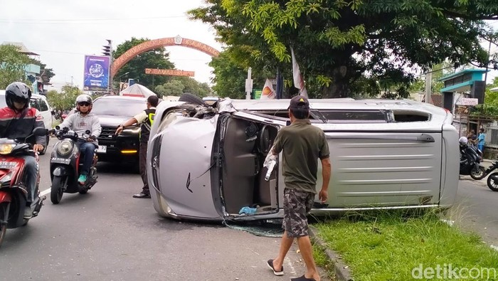 Mobil Toyota Avanza terbalik usai terlibat kecelakaan lalulintas dengan motor Kawasaki Ninja di jalan Solo-Tawangmangu, tepatnya di depan kampus UNSA di Kecamatan Jaten, Kabupaten Karanganyar, Rabu (26/2/2025).