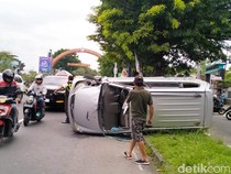 Dihantam Ninja, Mobil Avanza Terguling di Palur Karanganyar