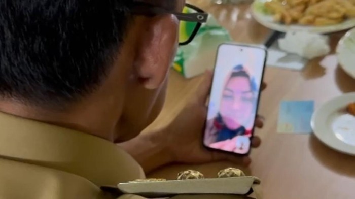 Momen Wabup Bogor Jaro Ade video call dengan Kades Gunung Menyan, Wiwin Komalasari yang viral menertawakan bingkisan nasi kotak atau berkat. Foto: Dok. Istimewa.