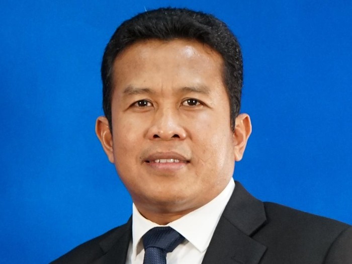 Petugas melakukan pengisian bahan bakar minyak (BBM) di SPBU Pertamina kawasan Tangerang Selatan, Kamis (2/1/2025). Harga BBM jenis Pertamax, Pertamax Turbo, Dexlite dan Pertamina Dex mengalami kenaikan mulai 1 Januari 2025.