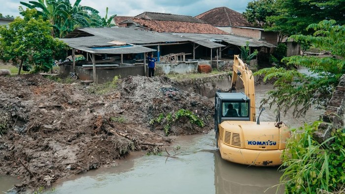 Normalisasi sungai di Bandar Lampung.