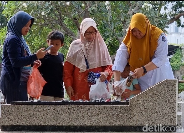 nyekar di makam ngagel surabaya