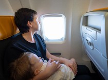 Memangku Anak Saat Naik Pesawat Itu Ternyata Berisiko Besar