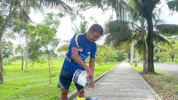 Pakiman penderes gula kelapa di Pangandaran